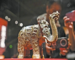 “看·见殷商”迎重磅嘉宾 青铜象尊“出差”进京27天