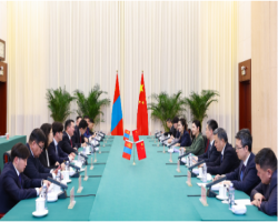 贺荣会见蒙古国法律与内务部部长蒙赫巴特尔